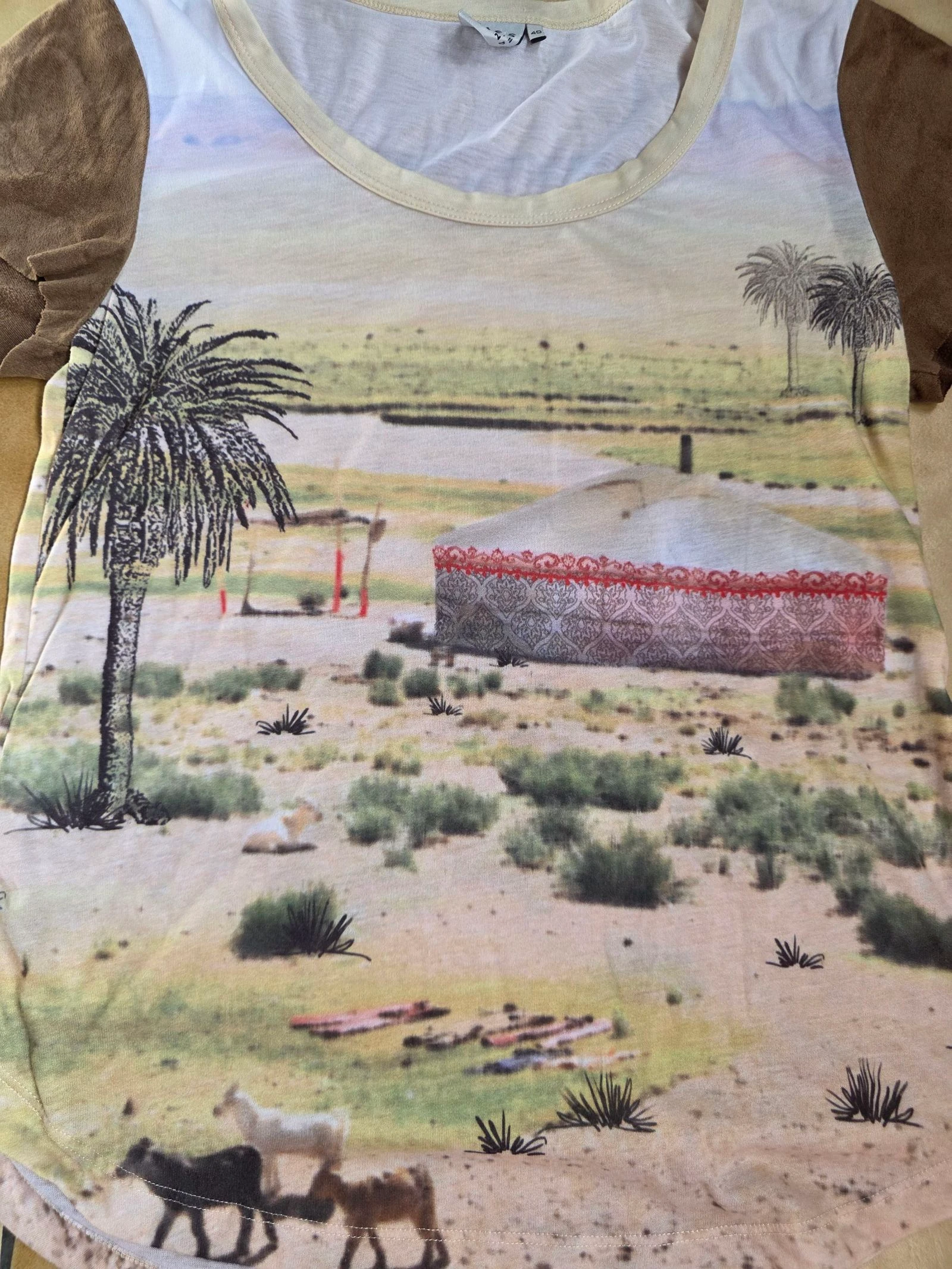 T-shirt vintage com estampa de paisagem desértica e detalhes em veludo y2k tamanho 40 – photo 6